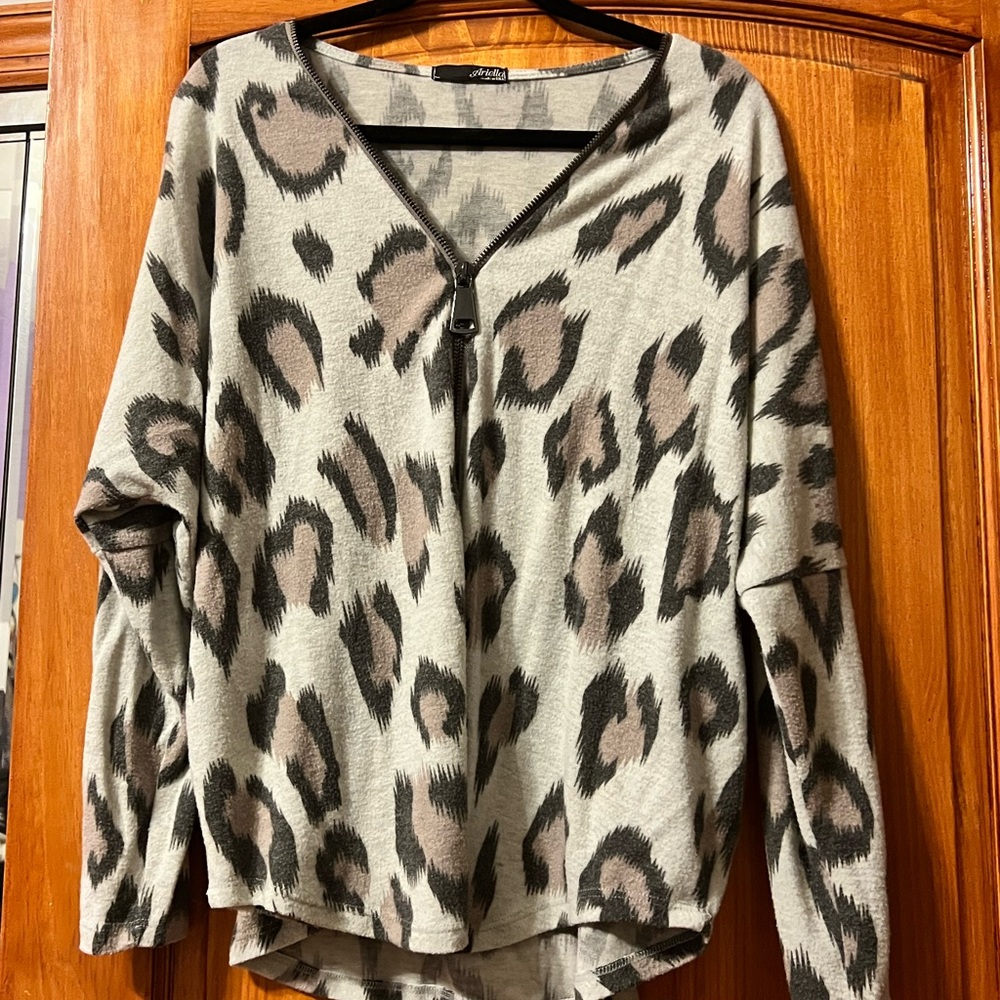 🌀Ariella Leopard Sweater top with large silver chunky zipper accessory🌀